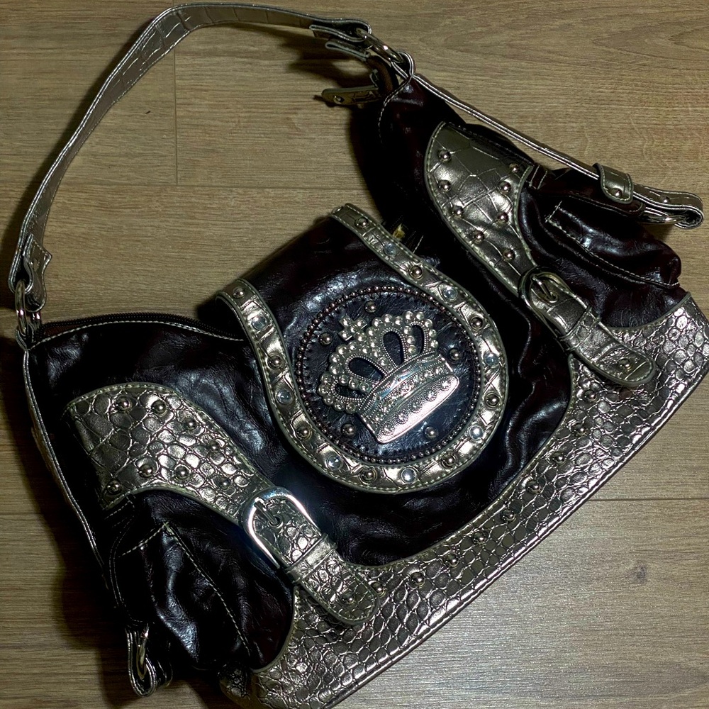 Dark brown/burgundy and silverr should bag with a touch of gothic flair so y2K !